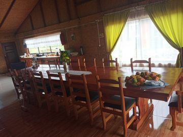 EN VENTA AMPLIA CASA MÁS UNA CABAÑA, PICHIRROPULLI, $ 93 MILLONES