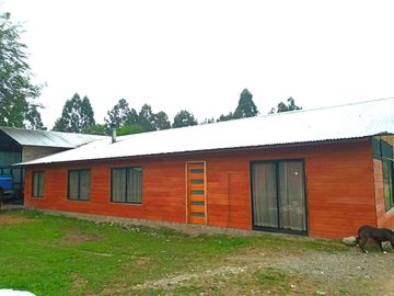 EN VENTA AMPLIA CASA MÁS UNA CABAÑA, PICHIRROPULLI, $ 93 MILLONES