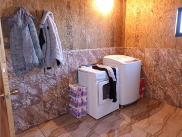 EN VENTA AMPLIA CASA MÁS UNA CABAÑA, PICHIRROPULLI, $ 93 MILLONES