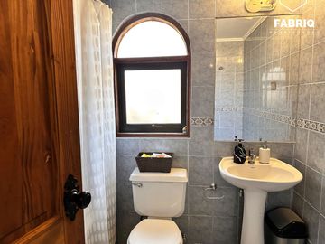 EXCELENTE CASA EN CONDOMINIO 5DOR+3BAÑOS+CABAÑA