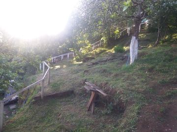 EN VENTA TERRENO DE 2.600 MTS2 CON CABAÑAS, 9.790 UF
