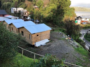 EN VENTA TERRENO DE 2.600 MTS2 CON CABAÑAS, 9.790 UF