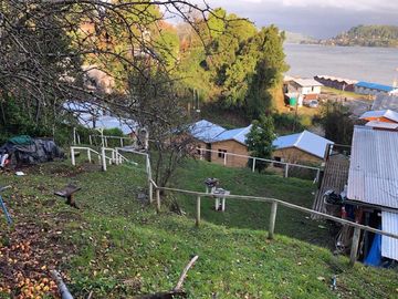 EN VENTA TERRENO DE 2.600 MTS2 CON CABAÑAS, 9.790 UF