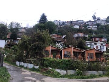 EN VENTA TERRENO DE 2.600 MTS2 CON CABAÑAS, 9.790 UF
