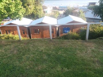 EN VENTA TERRENO DE 2.600 MTS2 CON CABAÑAS, 9.790 UF