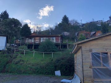 EN VENTA TERRENO DE 2.600 MTS2 CON CABAÑAS, 9.790 UF