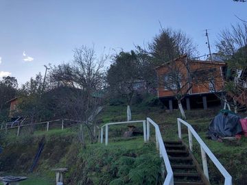 EN VENTA TERRENO DE 2.600 MTS2 CON CABAÑAS, 9.790 UF