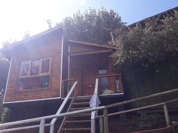EN VENTA TERRENO DE 2.600 MTS2 CON CABAÑAS, 9.790 UF