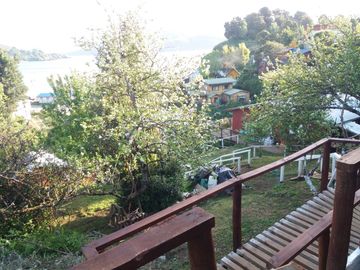 EN VENTA TERRENO DE 2.600 MTS2 CON CABAÑAS, 9.790 UF