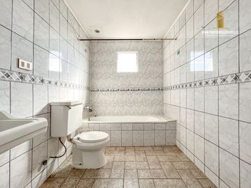 QUILPUE VENTA CASA DOS PISOS 4D 2B SALA DE ESTAR VALENCIA