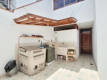 EN ESQUINA DE 5 DORMITORIOS Y COCINA INDUSTRIAL PARA NEGOCIO