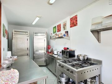 EN ESQUINA DE 5 DORMITORIOS Y COCINA INDUSTRIAL PARA NEGOCIO