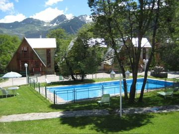 Cabañas equipadas, salón de juegos, eventos y piscina