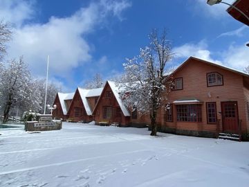 Cabañas equipadas, salón de juegos, eventos y piscina