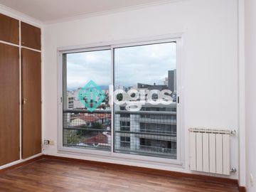Departamento en venta de 3 dormitorios con cochera en Macrocentro