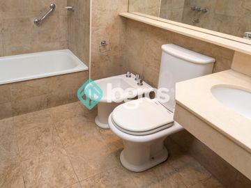 Departamento en venta de 3 dormitorios con cochera en Macrocentro