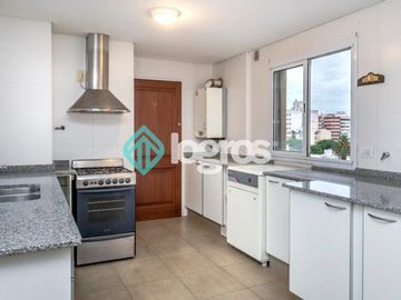 Departamento en venta de 3 dormitorios con cochera en Macrocentro