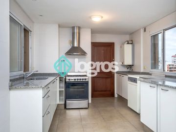 Departamento en venta de 3 dormitorios con cochera en Macrocentro