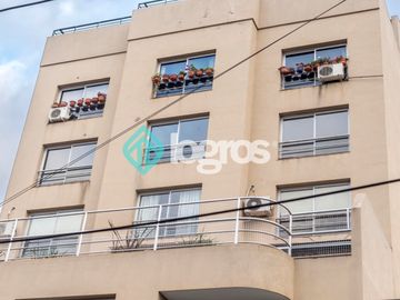 Departamento en venta de 3 dormitorios con cochera en Macrocentro