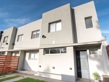 CASA DUPLEX 3 HAB. EN VENTA APTA BANCO GONNET