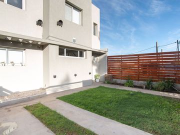 CASA DUPLEX 3 HAB. EN VENTA APTA BANCO GONNET