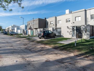 CASA DUPLEX 3 HAB. EN VENTA APTA BANCO GONNET