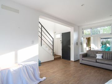 CASA DUPLEX 3 HAB. EN VENTA APTA BANCO GONNET
