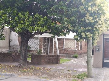 VENTA CASA 3 AMBIENTES JARDIN BERAZATEGUI CENTRO