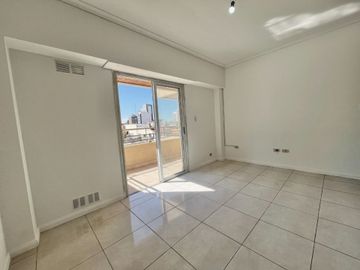 Monoamb balcon, gym y SUM Lanús centro .Permuta
