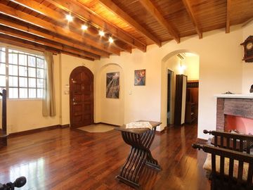 VENTA DE CASA DE 6 AMBIENTES  EN VERSALLES