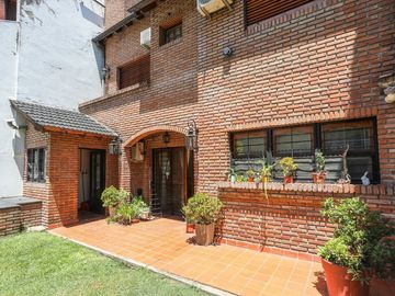 VENTA - RAMOS MEJIA - CASA 6 AMB. MODERNA LUMINOSA