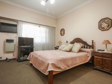 VENTA - RAMOS MEJIA - CASA 6 AMB. MODERNA LUMINOSA
