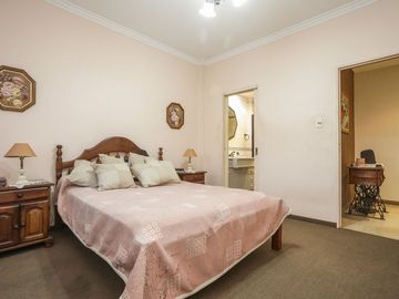 VENTA - RAMOS MEJIA - CASA 6 AMB. MODERNA LUMINOSA