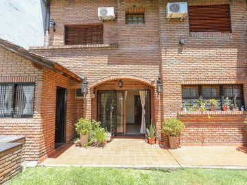 VENTA - RAMOS MEJIA - CASA 6 AMB. MODERNA LUMINOSA