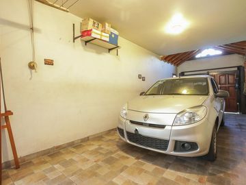 VENTA - RAMOS MEJIA - CASA 6 AMB. MODERNA LUMINOSA