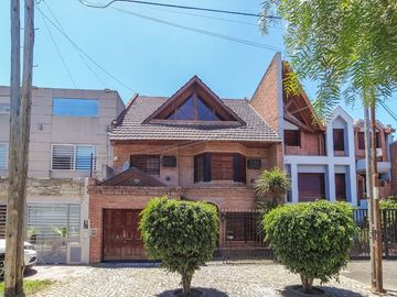 VENTA - RAMOS MEJIA - CASA 6 AMB. MODERNA LUMINOSA