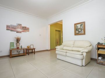 VENTA - RAMOS MEJIA - CASA 6 AMB. MODERNA LUMINOSA