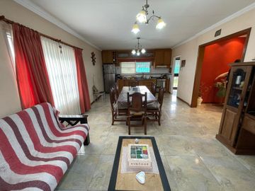 VENTA CASA 4 AMB CON GARAGE Y JARDIN EL TALAR