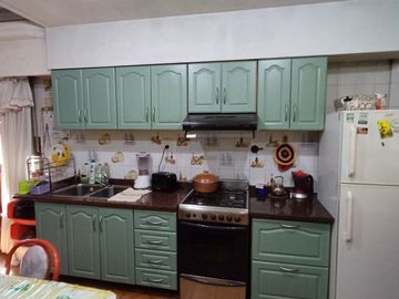 CASA CON AMPLIO PARQUE EN BANFIELD OESTE