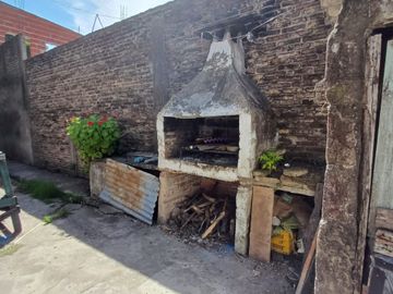 CASA CON AMPLIO PARQUE EN BANFIELD OESTE