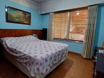 CASA CON AMPLIO PARQUE EN BANFIELD OESTE