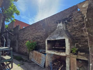 CASA CON AMPLIO PARQUE EN BANFIELD OESTE