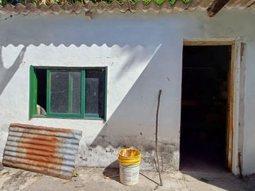 CASA CON AMPLIO PARQUE EN BANFIELD OESTE