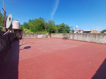 CASA CON AMPLIO PARQUE EN BANFIELD OESTE