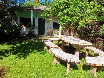CASA CON AMPLIO PARQUE EN BANFIELD OESTE
