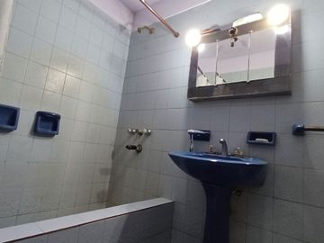CASA CON AMPLIO PARQUE EN BANFIELD OESTE