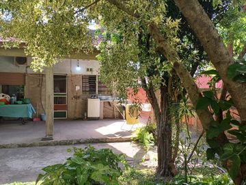 CASA CON AMPLIO PARQUE EN BANFIELD OESTE