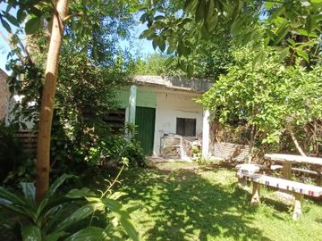 CASA CON AMPLIO PARQUE EN BANFIELD OESTE