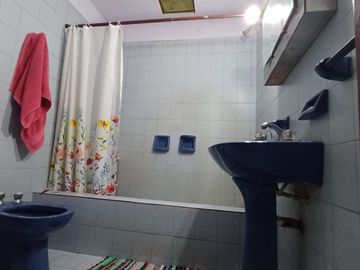 CASA CON AMPLIO PARQUE EN BANFIELD OESTE