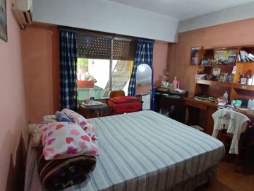 CASA CON AMPLIO PARQUE EN BANFIELD OESTE